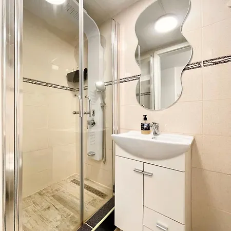 Temple 3 - Half Ground Level With Windows - Demisol Διαμέρισμα