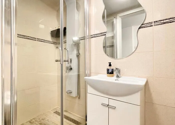 Temple 3 - Half Ground Level With Windows - Demisol Apartament